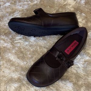 NWOT Girls size 4 brown dress shoes/flats